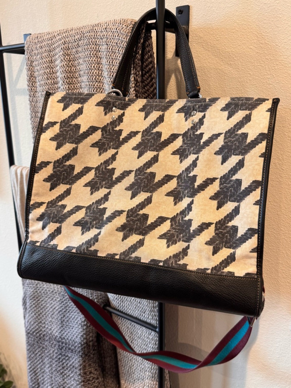 Coach CJ624 Dempsey Tote 40 With Houndstooth Print And Patch in Cream/Black - Picture 14 of 16